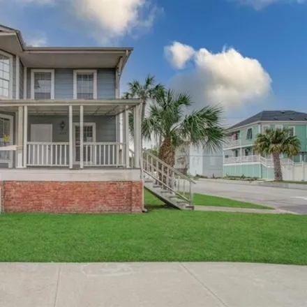 Rent this 3 bed house on 818 17th Street in Galveston, TX 77550