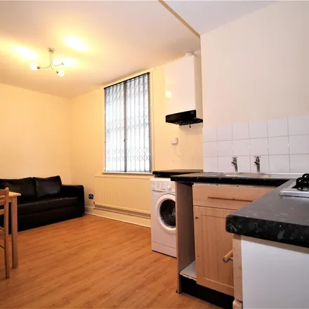 Image 1 - Cameron's Cutz, Evington Road, Leicester, LE2 1HJ, United Kingdom - Apartment for rent