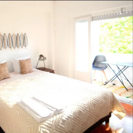 Rent this 2 bed room on Bob Burger Hub in Avenida General Roçadas, 1170-284 Lisbon