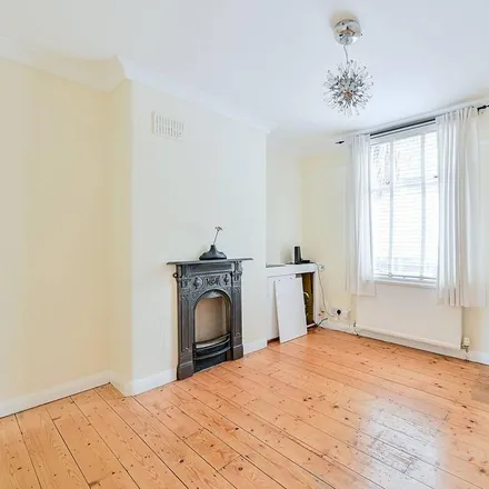 Rent this 3 bed duplex on Braemar Road in London, TW8 0NT