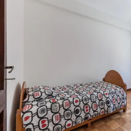 Rent this 2 bed room on Hospital Santa Maria in Rua de Faria Guimarães, 4000-206 Porto