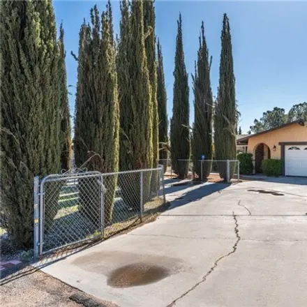 Image 4 - 13849 Kiowa Road, Apple Valley, CA 92307, USA - House for sale