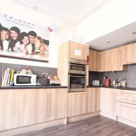 Rent this 6 bed townhouse on 37 Brudenell Mount in Leeds, LS6 1HT