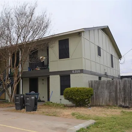 Image 2 - 6316 Walraven Circle, Fort Worth, TX 76133, USA - Duplex for sale