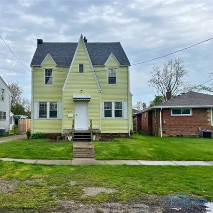 Buy this 4 bed house on 2490 106th Street in Shore Acres, Toledo