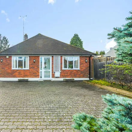 Buy this 3 bed house on Luckley Road in Wokingham, RG40 3ET