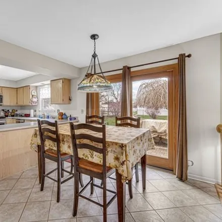Image 8 - 1297 Crystal Shore Drive, Carol Stream, IL 60188, USA - House for sale
