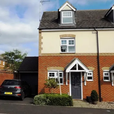 Rent this 3 bed house on Hunt Close in Towcester, NN12 7AD