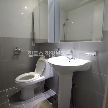 Rent this studio apartment on 서울특별시 강남구 역삼동 691-29