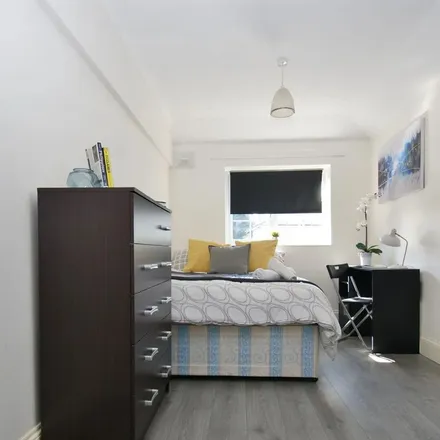Rent this 9 bed apartment on The Bye in London, W3 7PG