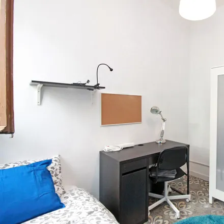 Rent this 6 bed room on La Paradeta in Carrer Comercial, 7
