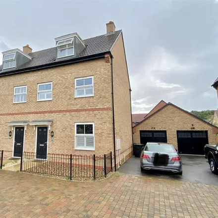 Rent this 3 bed duplex on Poppy Drive in Ampthill, MK45 2AT