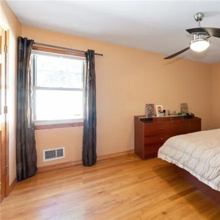 Image 7 - 36-05 218th Street, New York, NY 11361, USA - House for sale