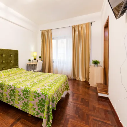 Rent this 3 bed room on Pizza alla Pala in Via Portuense, 98c