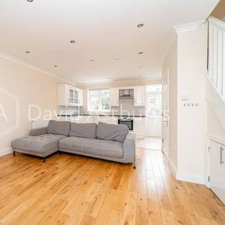 Rent this 3 bed apartment on Umfreville Road in London, N4 1SB