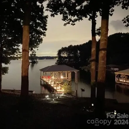 Buy this 3 bed house on 8754 Peninsula Drive in Lake Norman of Catawba, Catawba County