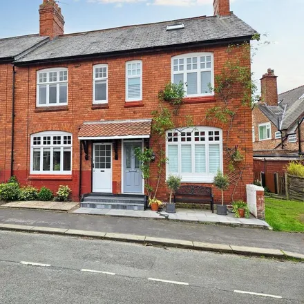 Rent this 3 bed townhouse on Weldon Road in Altrincham, WA14 4EJ