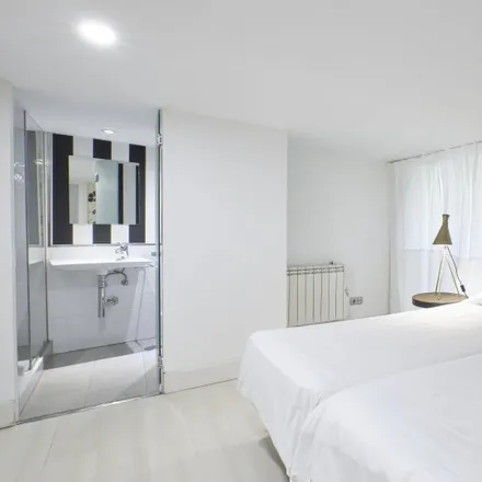 Image 4 - Madrid, Palacio de la duquesa de Sueca, Calle del Duque de Alba, 28012 Madrid - Apartment for rent