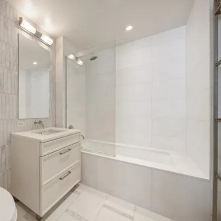 Image 5 - 160 East 22nd Street, New York, NY 10010, USA - Condo for sale