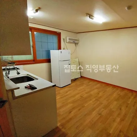 Rent this studio apartment on 서울특별시 은평구 신사동 29-180