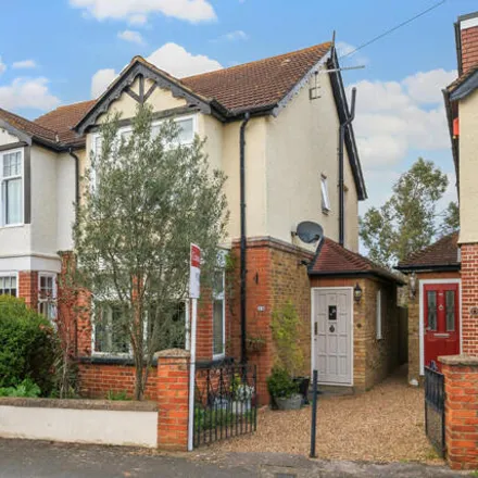 Buy this 3 bed duplex on Crescent Road in Shepperton, TW17 8BJ