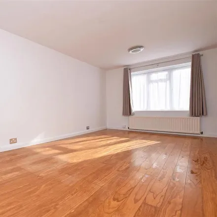 Image 2 - Graham Road, London, TW12 1AN, United Kingdom - Townhouse for rent