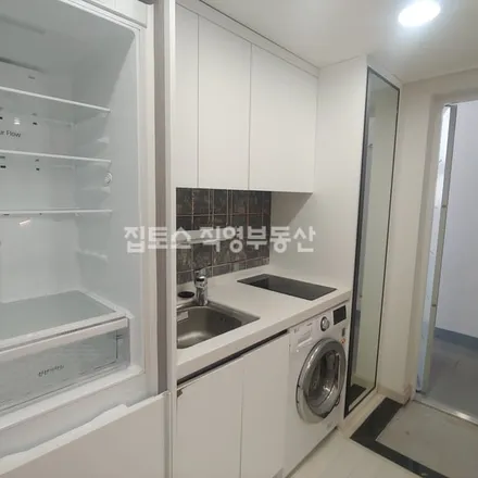 Rent this studio apartment on 서울특별시 은평구 응암동 577-36