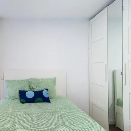 Rent this 4 bed room on Calle de Aguilón in 15, 28045 Madrid