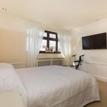 Image 6 - Finwhale House, 1-14 Glengall Grove, Cubitt Town, London, E14 3NA, United Kingdom - Apartment for rent