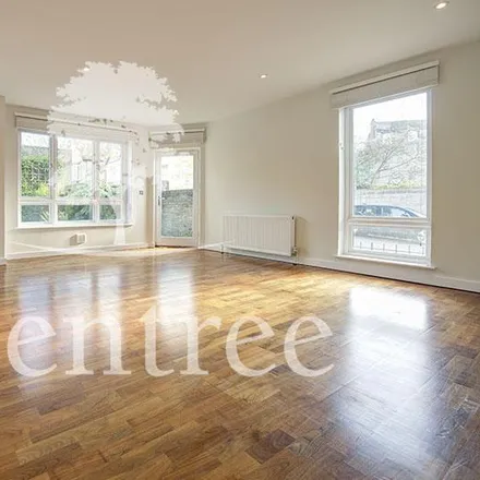 Rent this 4 bed townhouse on 10 Hampstead Lane in London, N6 4SB