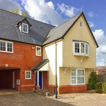 Rent this 5 bed duplex on Willow Lane in Stony Stratford, MK11 1FG