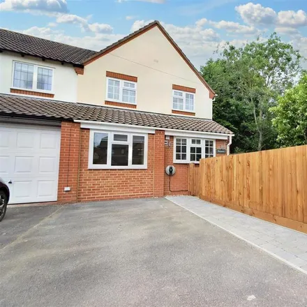 Rent this 3 bed duplex on Stoke Road in Bishop's Cleeve, GL52 8RH