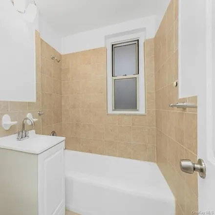 Image 8 - 3206 Fairfield Avenue, New York, NY 10463, USA - Apartment for sale