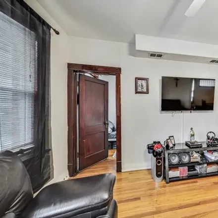 Image 6 - 3923 North Spaulding Avenue, Chicago, IL 60659, USA - House for sale