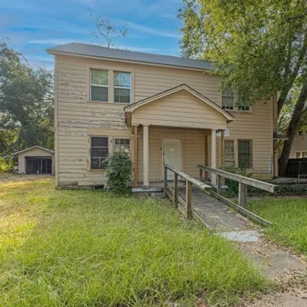 Buy this studio house on 454 South Main Street in Longview, TX 75601