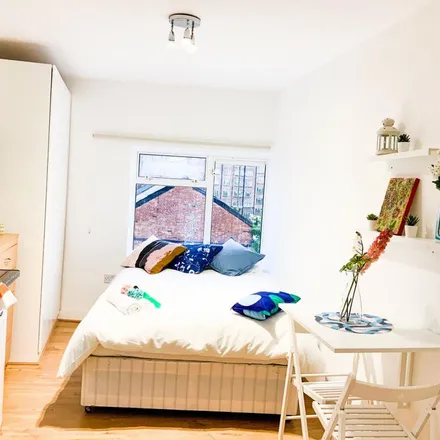 Rent this 1 bed apartment on Subway in Cricklewood Broadway, London