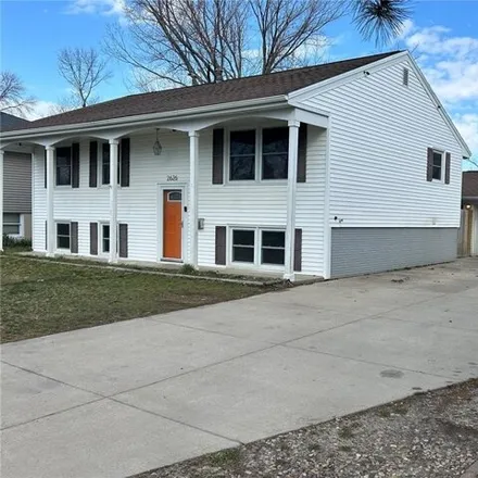 Buy this 5 bed house on 2642 Towne House Drive Northeast in Cedar Rapids, IA 52402