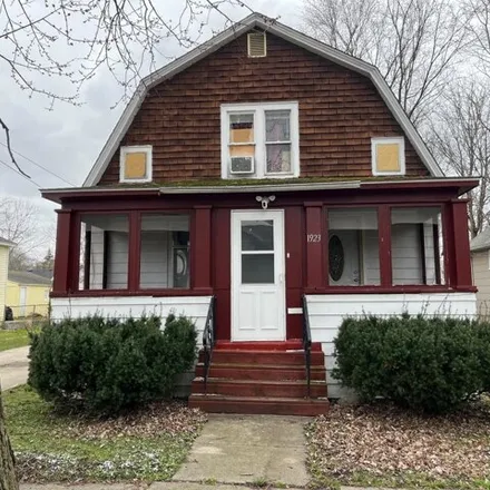 Buy this 3 bed house on 1957 North Oakley Street in Saginaw, MI 48602