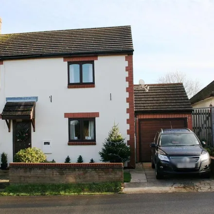 Rent this 3 bed duplex on Highstreet in Silverstone, NN12 8US