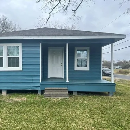 Rent this 3 bed house on 205 North Lincoln Street in Texas City, TX 77591