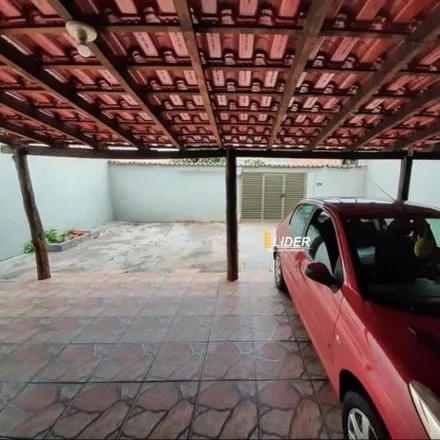 Buy this 3 bed house on Avenida Antônio Thomaz Ferreira de Rezende in Marta Helena, Uberlândia - MG