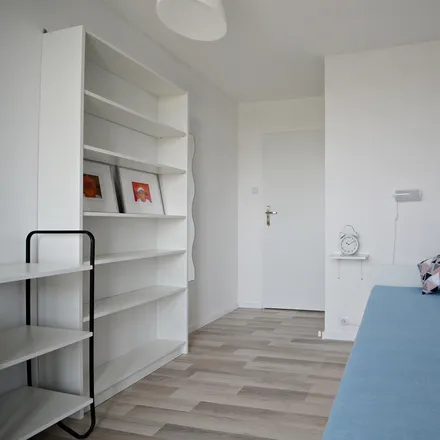 Rent this 4 bed room on Przyjaźni 59 in 53-030 Wrocław, Poland