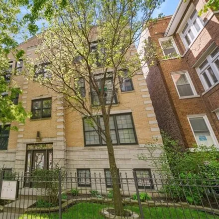 Buy this 2 bed condo on 925 West Lakeside Place in Chicago, IL 60640