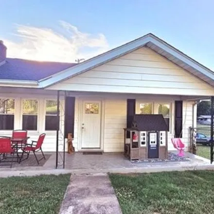 Buy this 3 bed house on 690 Texas Ave in Bristol, Virginia