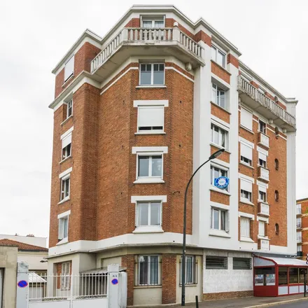 Rent this 3 bed apartment on 65 Avenue Henri Ravera in 92220 Bagneux, France