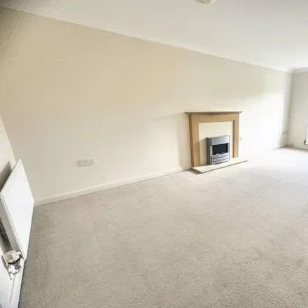 Image 2 - Roundhouse Crescent, Peacehaven, BN10 8GL, United Kingdom - Townhouse for rent