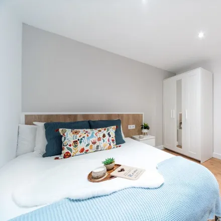 Rent this 6 bed room on Madrid in Calle de la Colegiata, 13