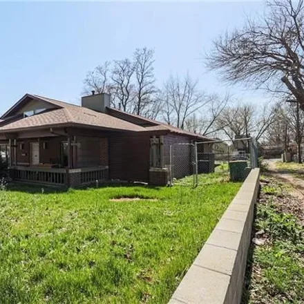 Image 2 - 3220 Lexington Avenue, Kansas City, MO 64124, USA - House for sale