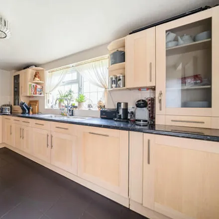 Image 2 - Grove Hill, Chalfont St Peter, SL9 9PD, United Kingdom - House for sale