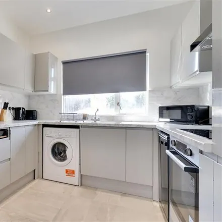 Image 3 - 78 Woodstock Road, London, SM5 3DH, United Kingdom - House for rent